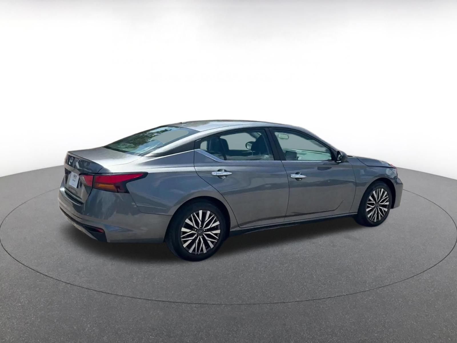 Used 2025 Nissan Altima 2.5 SV FWD image 12