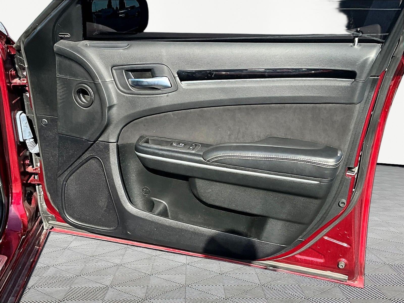 Used 2023 Chrysler 300 C RWD image 28