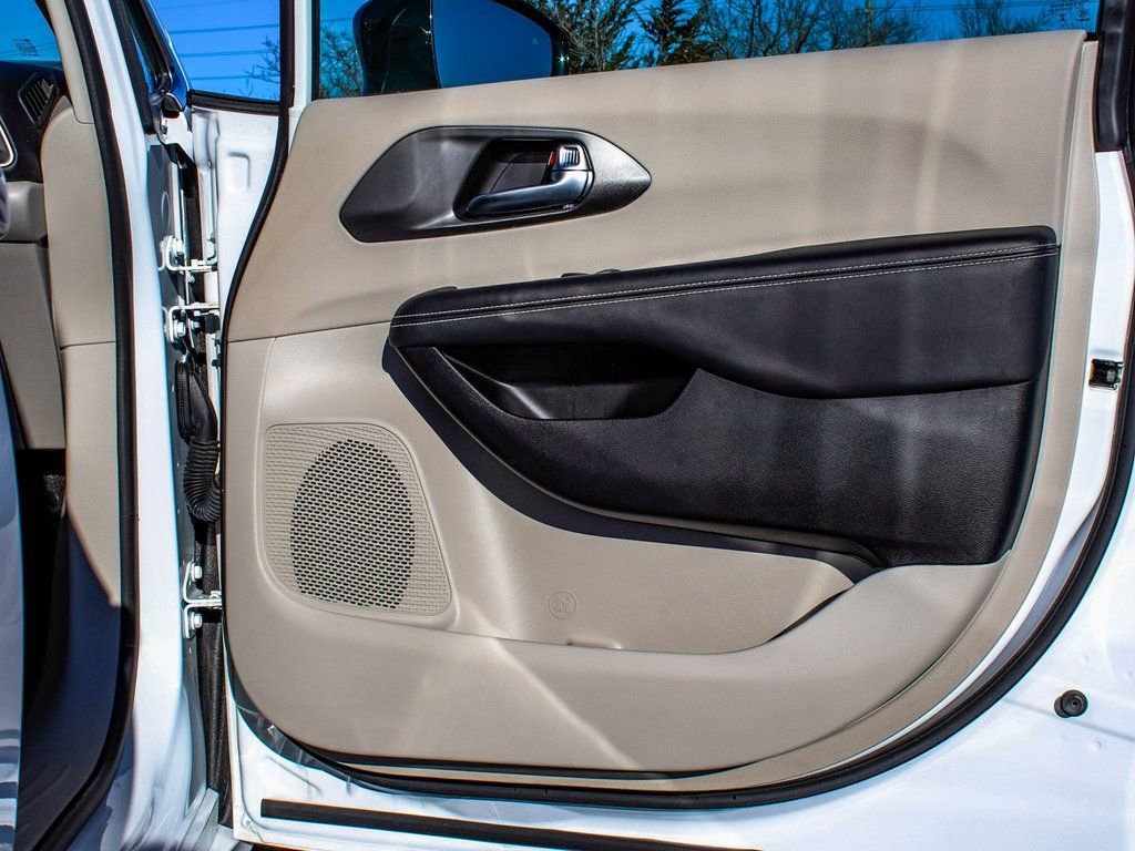 Used 2024 Chrysler Pacifica Touring-L image 11