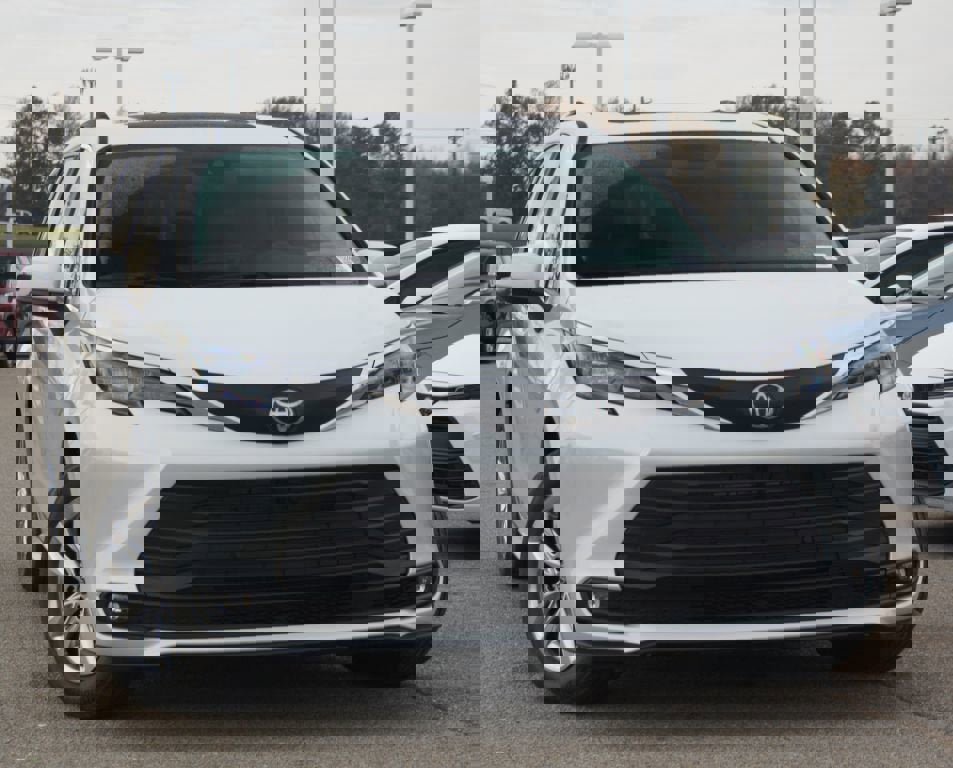 Used 2026 Toyota Sienna XLE image 19