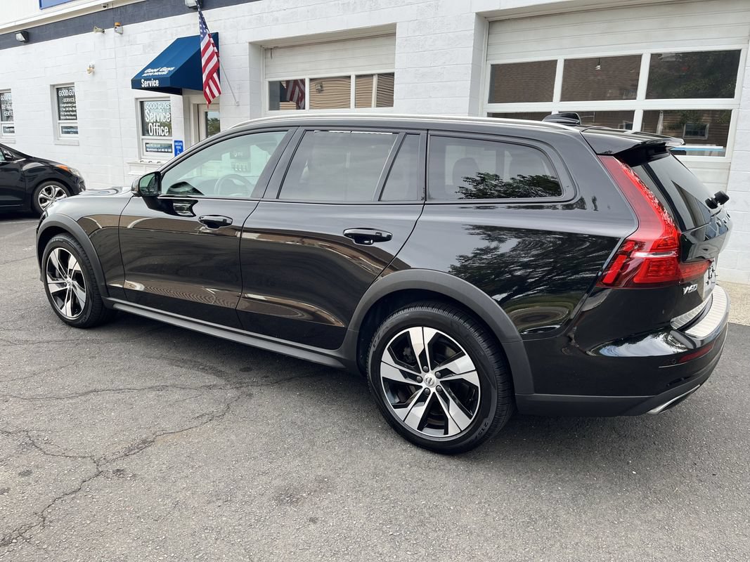 Used 2022 Volvo V60 T5 Cross Country AWD/4WD image 3