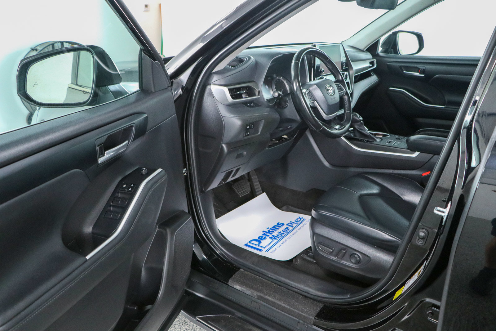 Used 2023 Toyota Highlander XLE AWD/4WD image 3
