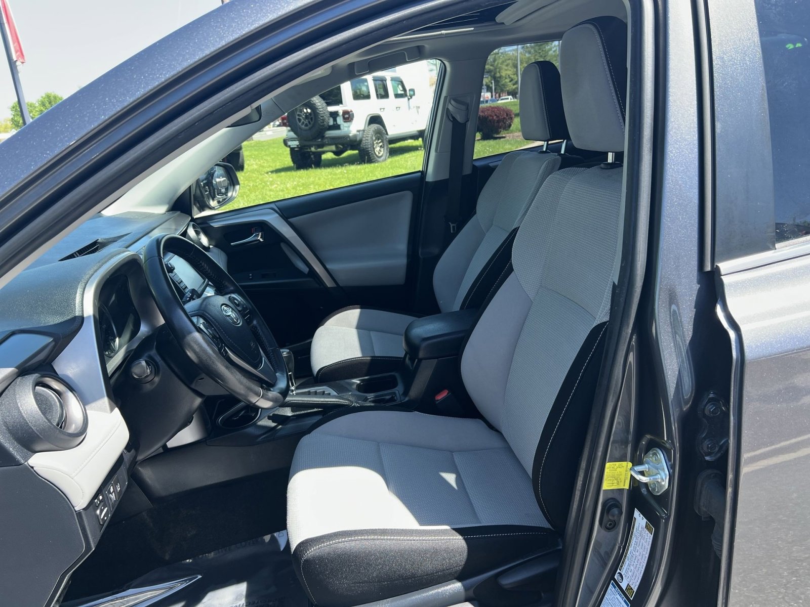 Used 2017 Toyota RAV4 XLE AWD/4WD image 21