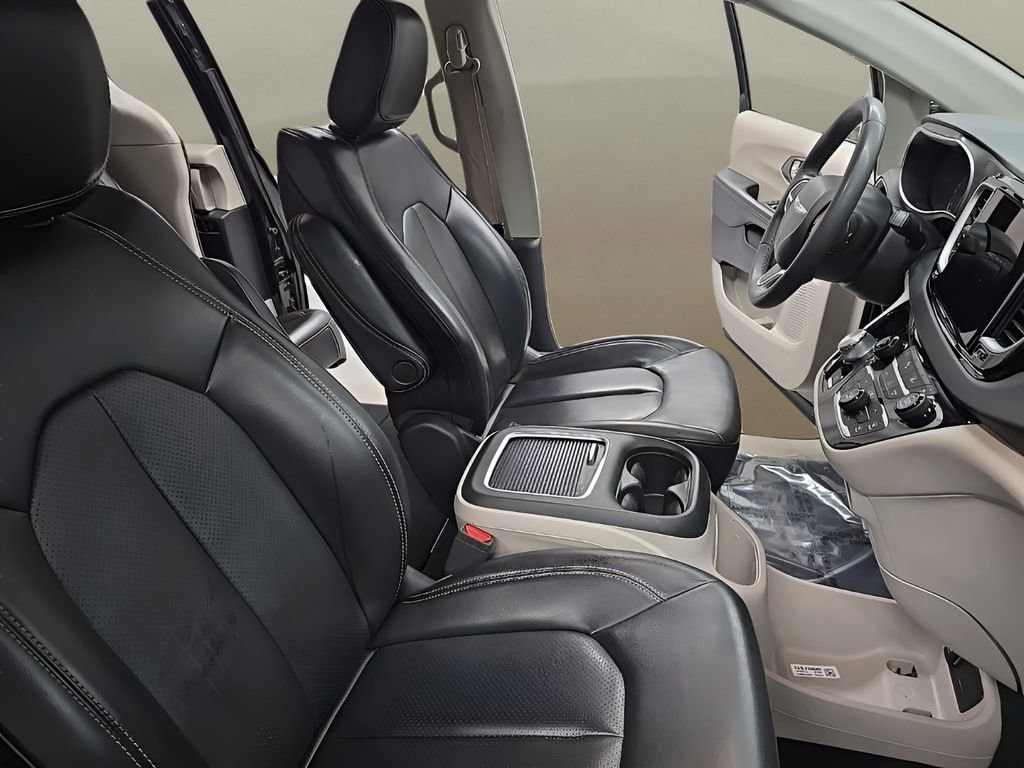 Used 2023 Chrysler Pacifica Touring-L image 21