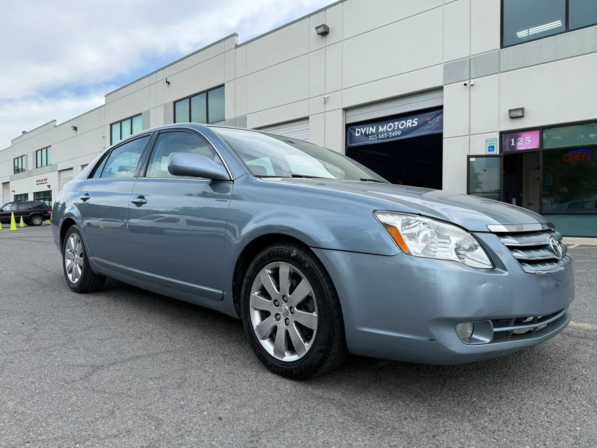 Used 2005 Toyota Avalon XLS FWD image 2