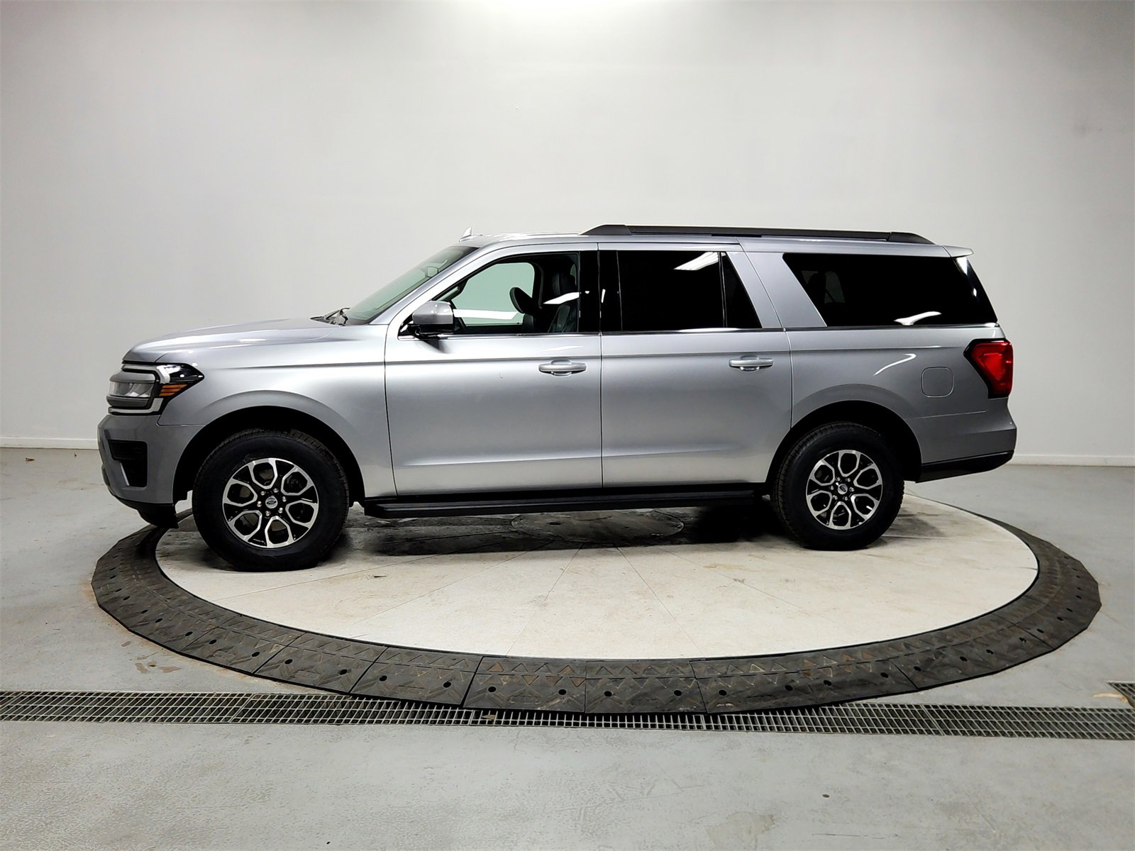 Used 2024 Ford Expedition Max XLT image 4