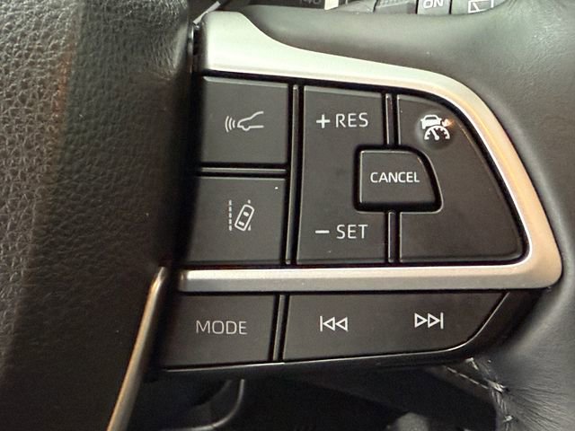 Used 2023 Toyota Highlander XLE FWD image 11