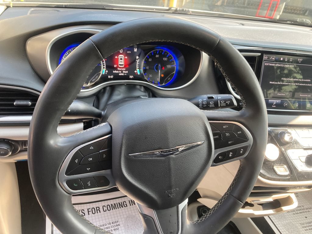 Used 2023 Chrysler Pacifica Touring-L FWD image 18