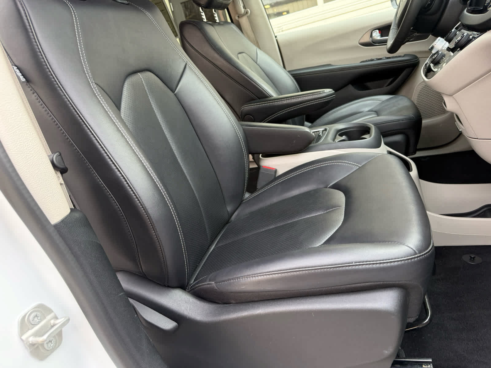 Used 2024 Chrysler Pacifica Touring-L FWD image 10
