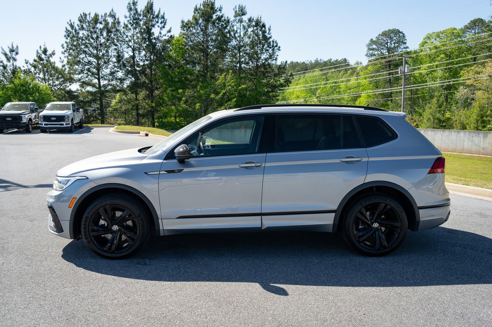 Used 2023 Volkswagen Tiguan SE R-Line FWD image 5