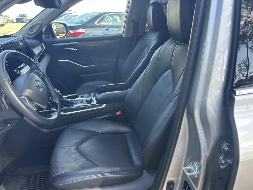 Used 2022 Toyota Highlander Limited image 14