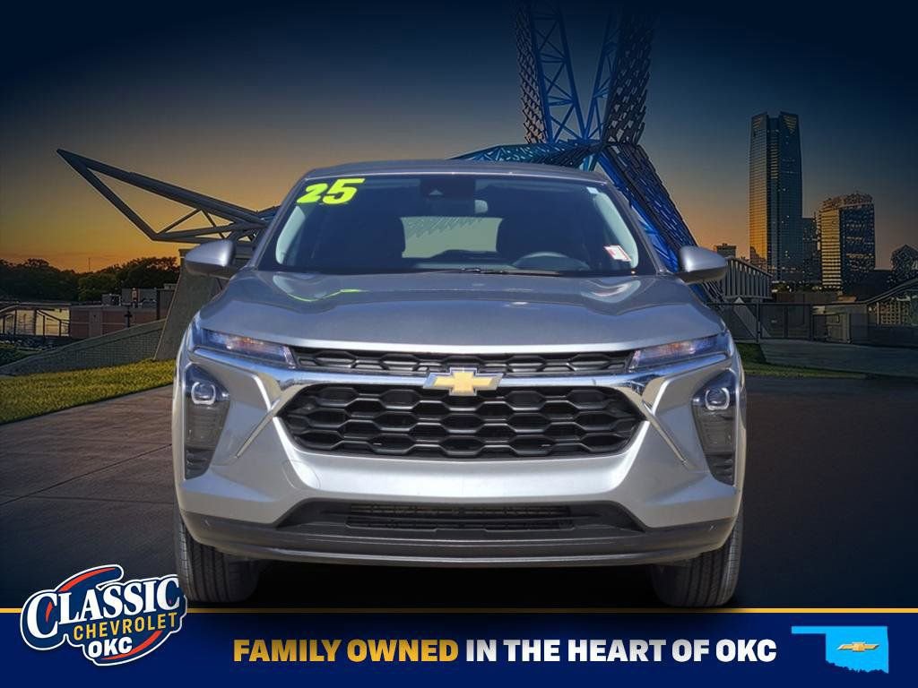 Used 2025 Chevrolet Trax LS w/ LS Convenience Package image 2