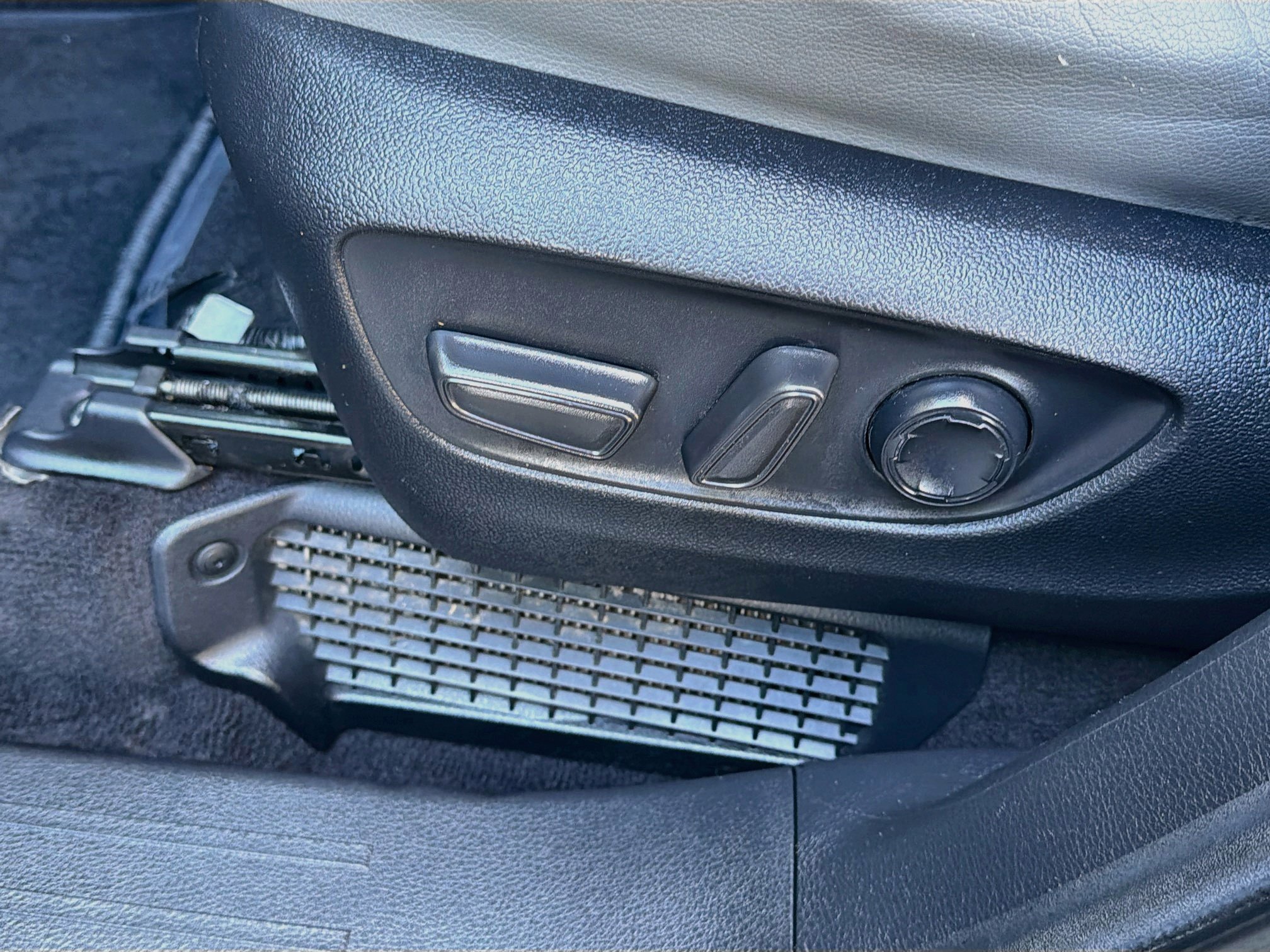 Used 2025 Toyota Sienna XLE FWD image 16