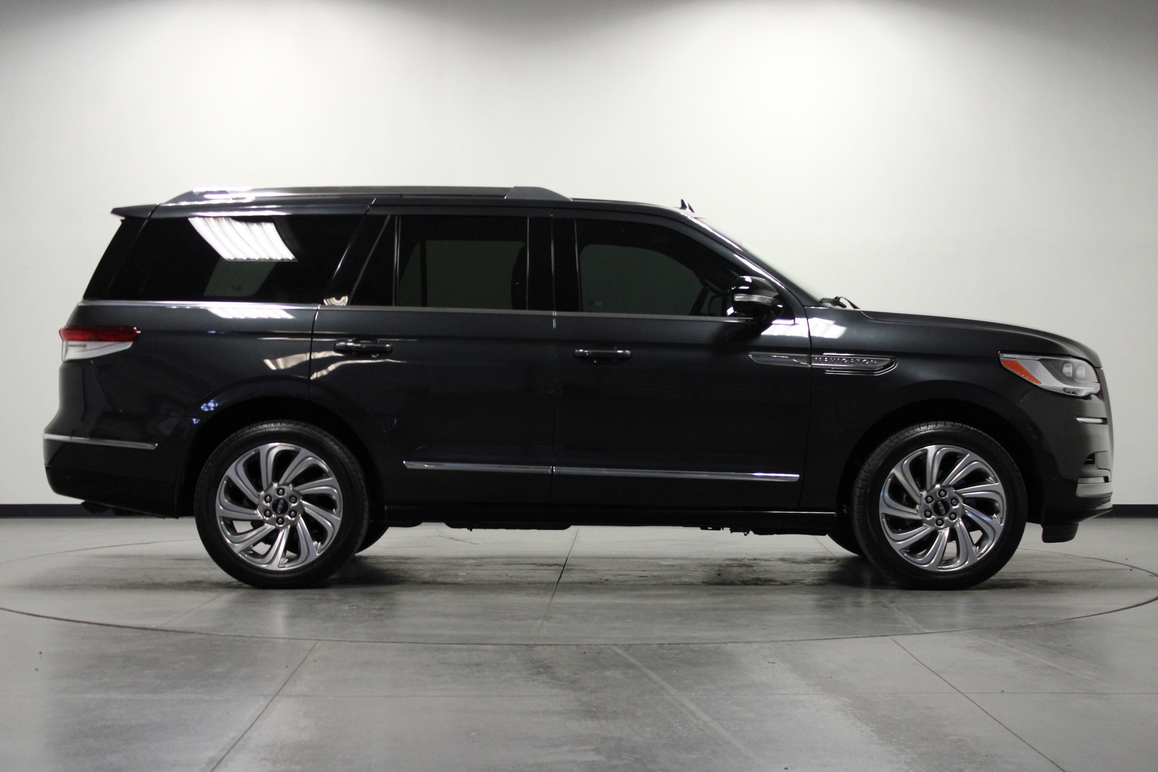 Used 2024 Lincoln Navigator Reserve w/ Equipment Group 201A image 3