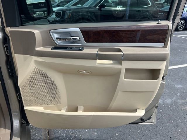 Used 2009 Chrysler Town & Country Touring image 26