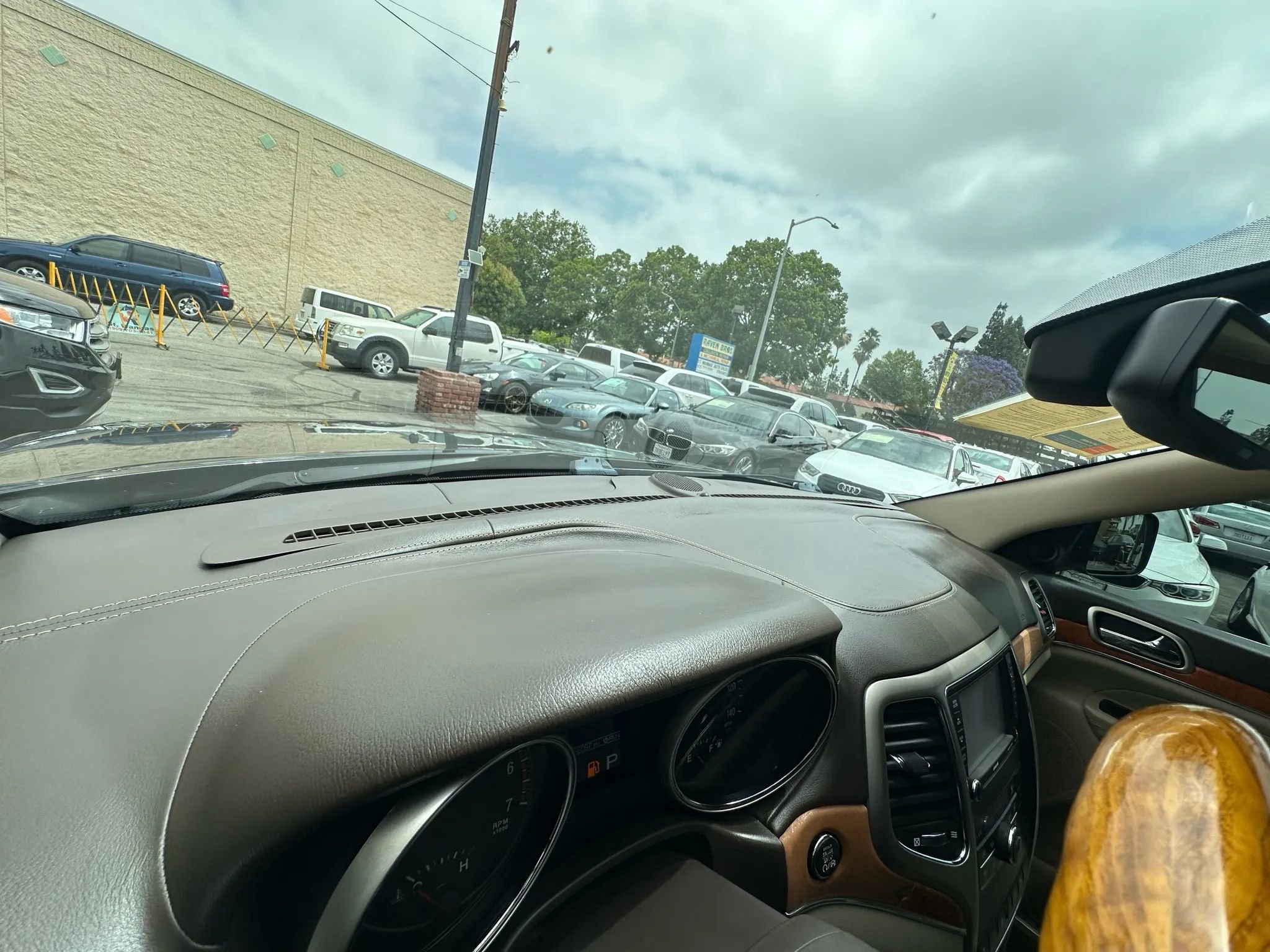 Used 2011 Jeep Grand Cherokee Overland w/ Trailer Tow Group IV image 23