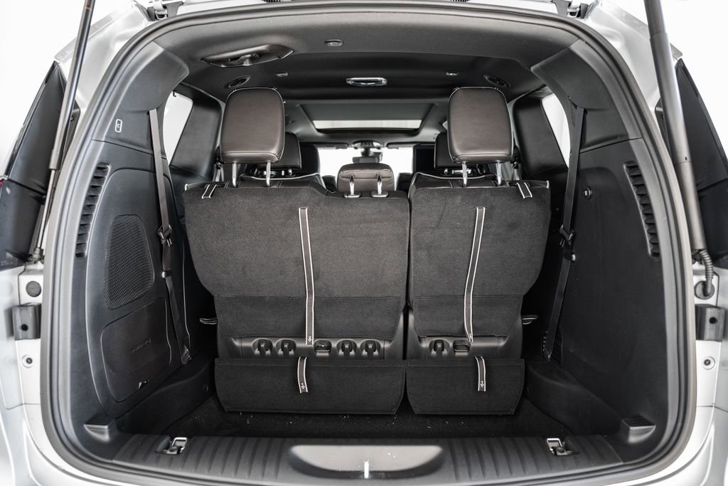 New 2026 Chrysler Pacifica Limited w/ Uconnect Theater Family Group image 9