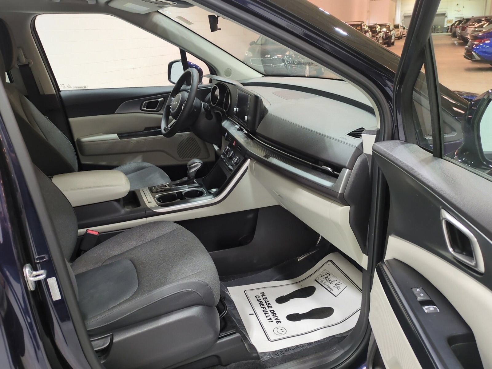 Certified 2024 Kia Carnival LX FWD image 9