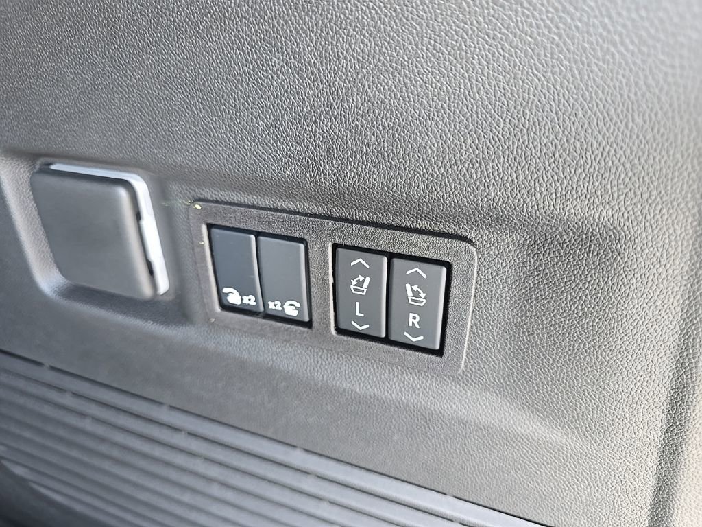 Used 2026 Chevrolet Tahoe Z71 w/ Comfort Package AWD/4WD image 9