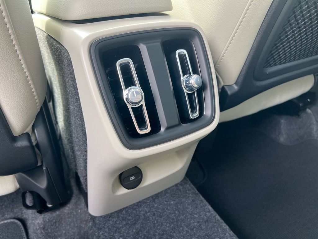 Certified 2025 Volvo XC40 B5 Plus AWD/4WD image 24