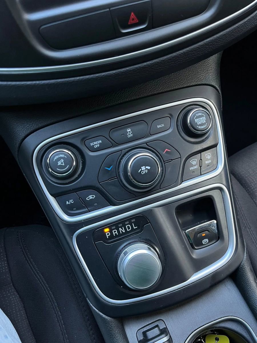 Used 2015 Chrysler 200 Limited w/ Convenience Group image 17