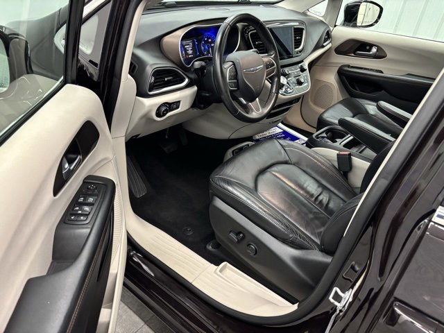 Used 2017 Chrysler Pacifica Touring-L image 13
