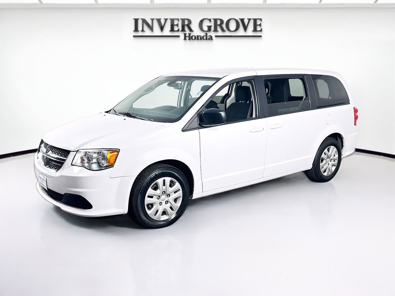 Used 2018 Dodge Grand Caravan SE w/ UConnect Hands-Free Group image 1