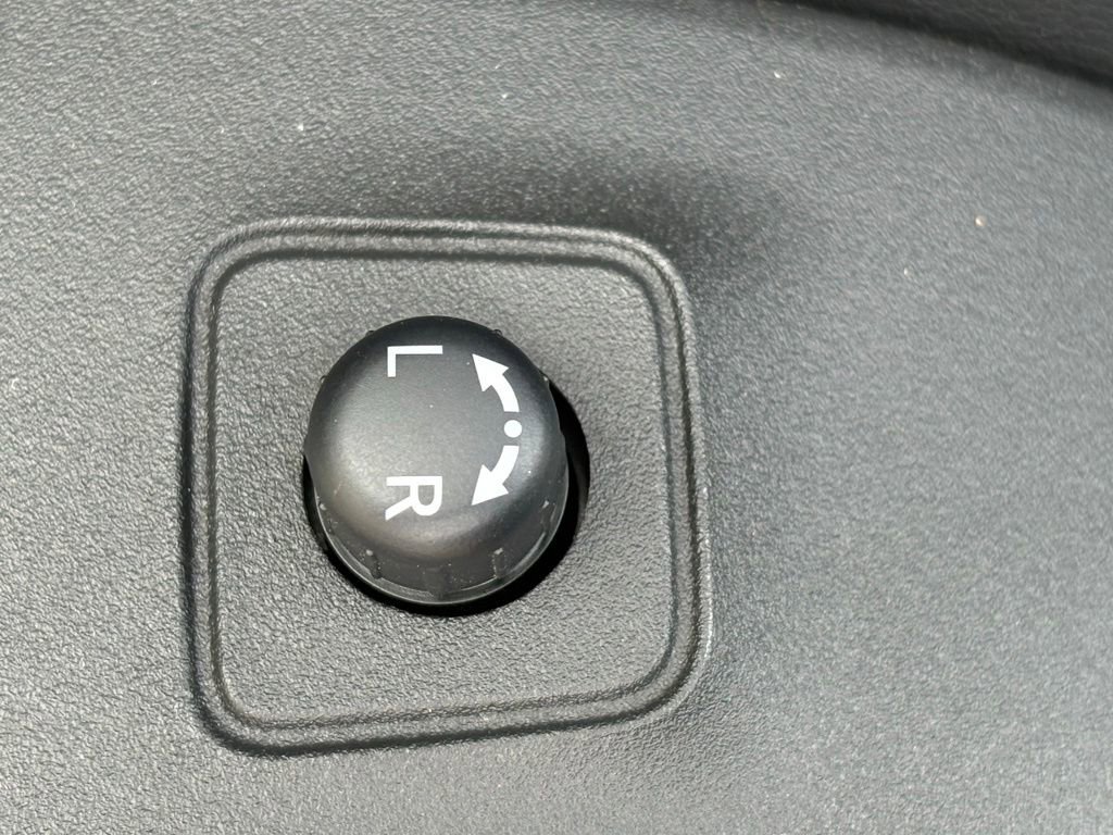 Used 2025 Nissan Frontier SV w/ SV Convenience Package RWD image 31