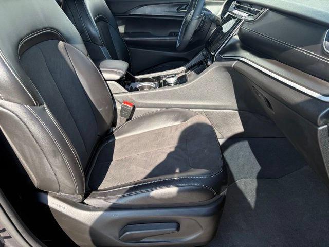 Used 2023 Jeep Grand Cherokee Altitude AWD/4WD image 19