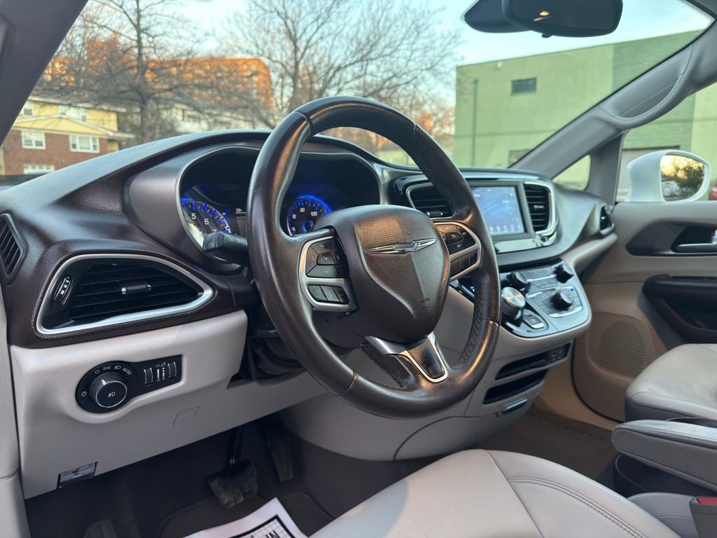 Used 2018 Chrysler Pacifica Touring-L FWD image 14