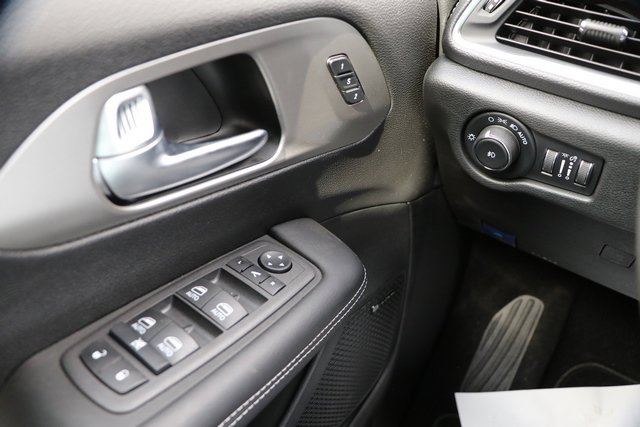 New 2023 Chrysler Pacifica Limited w/ Uconnect Theater Family Group image 11