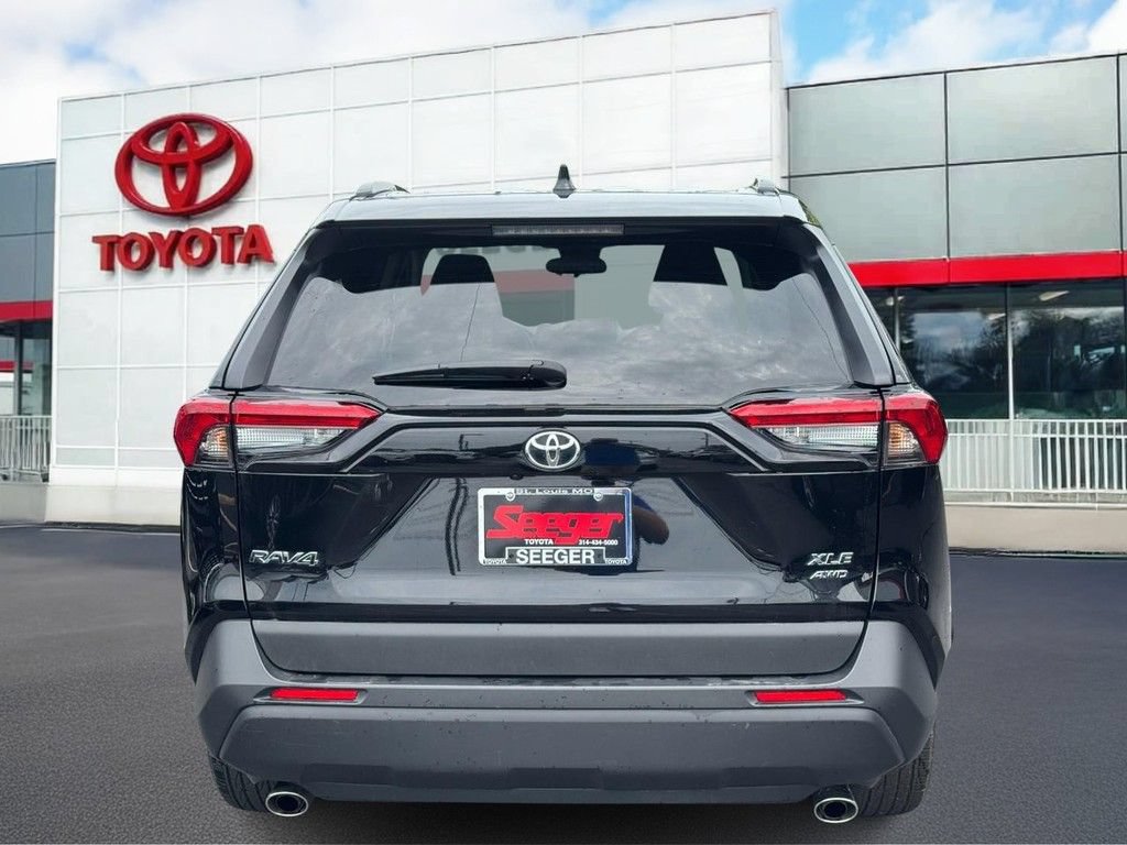 Used 2025 Toyota RAV4 XLE AWD/4WD image 5