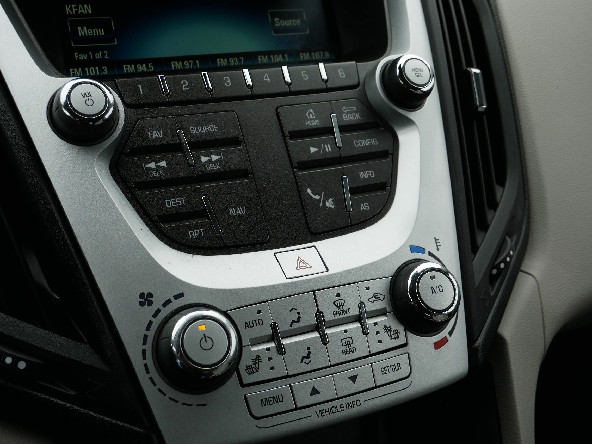 Used 2017 Chevrolet Equinox Premier w/ Enhanced Convenience Package AWD/4WD image 23