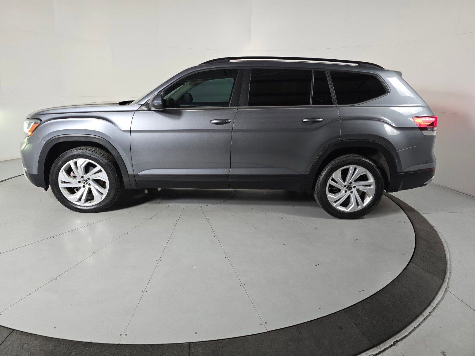 Used 2023 Volkswagen Atlas SE image 2
