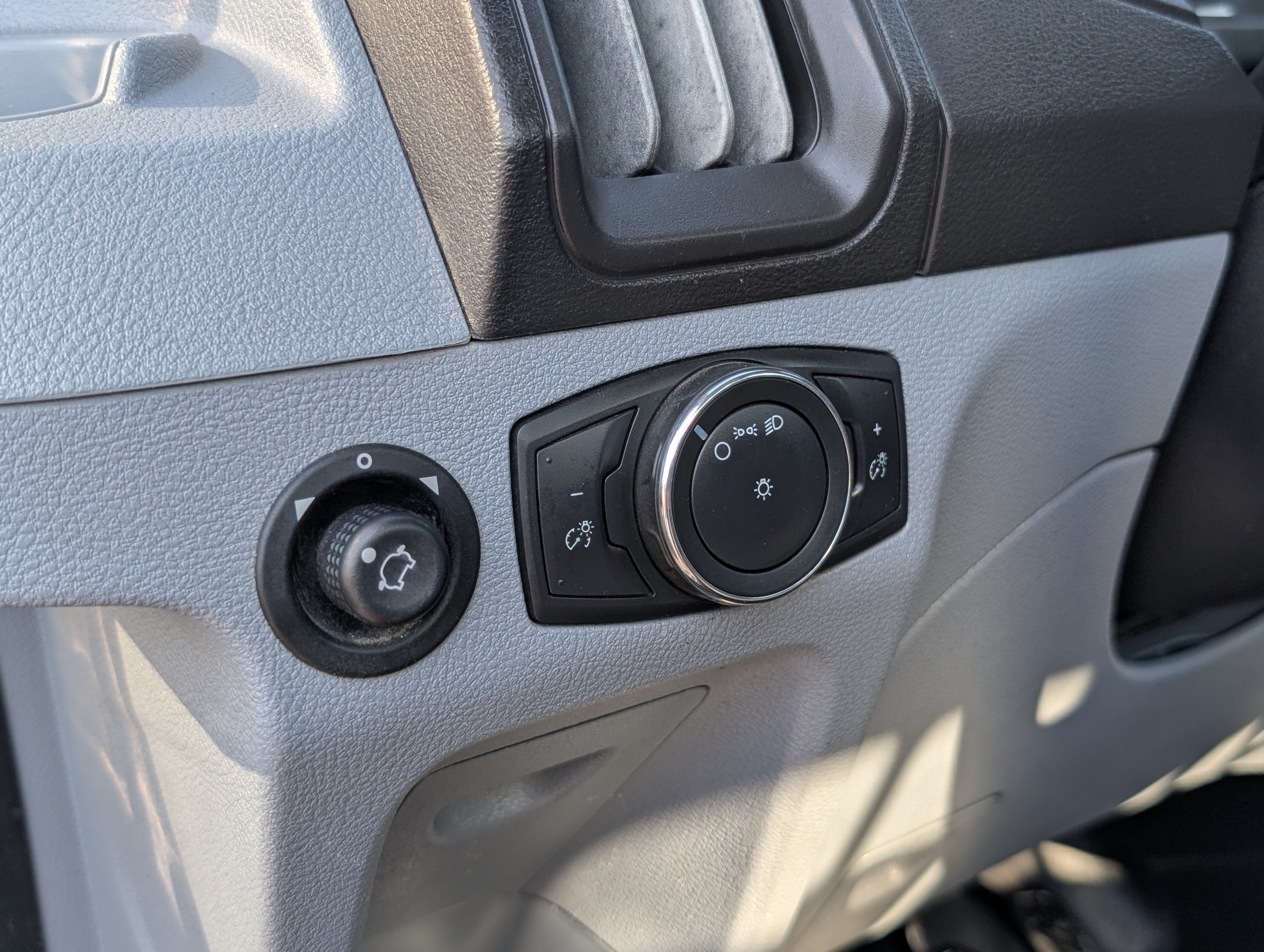 Used 2018 Ford Transit 250 138 RWD image 12