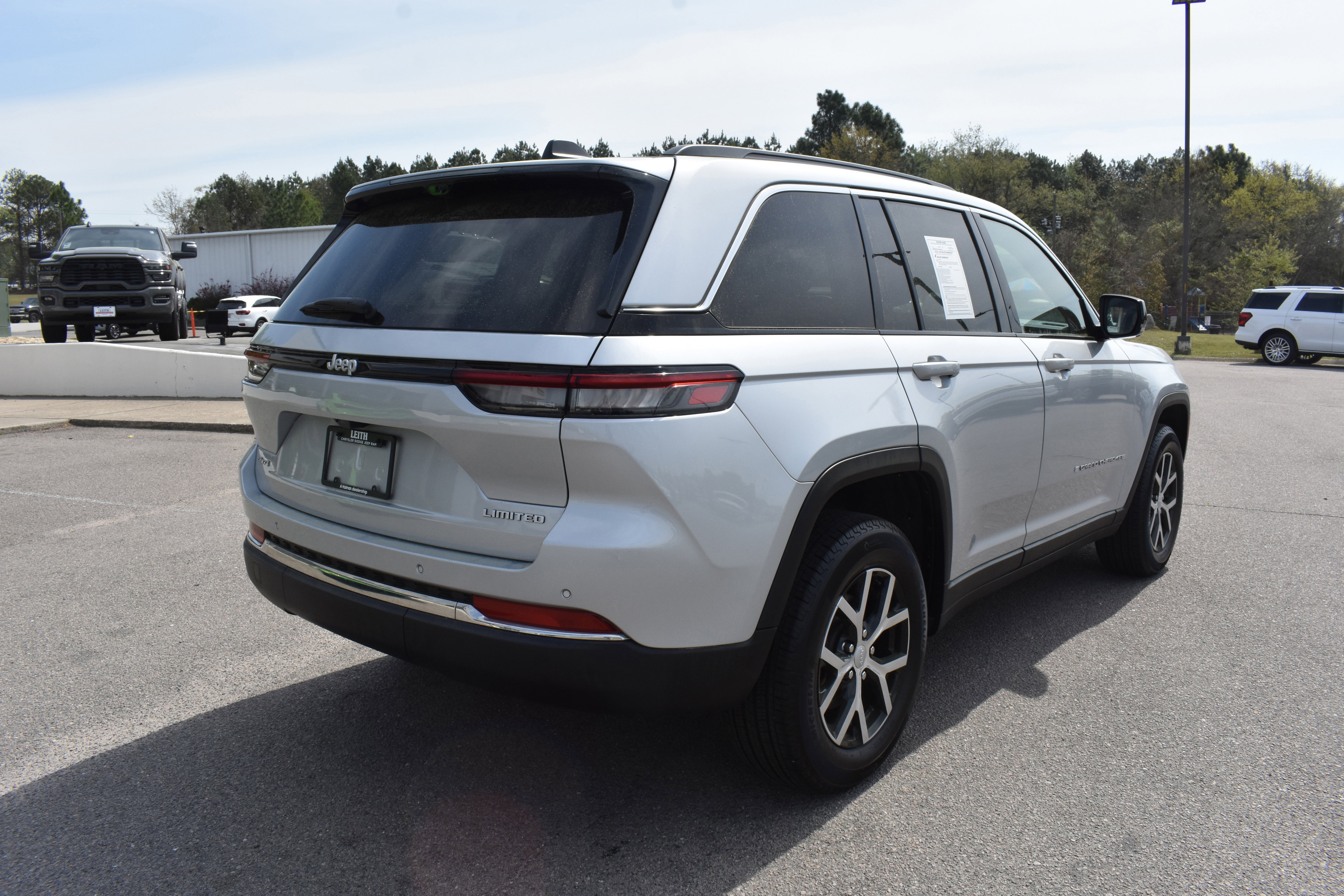 Used 2025 Jeep Grand Cherokee Limited w/ Luxury Tech Group II image 9