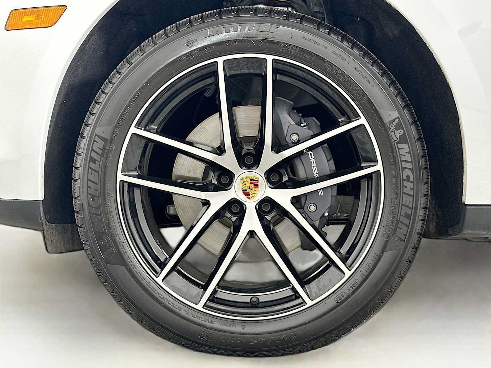 Certified 2025 Porsche Macan AWD/4WD image 33