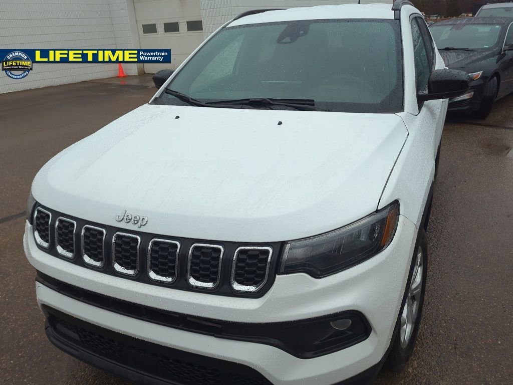 Used 2024 Jeep Compass Latitude AWD/4WD image 2