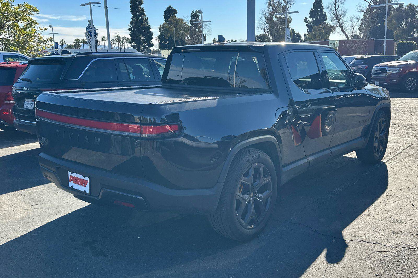 Used 2025 Rivian R1T Premium image 2