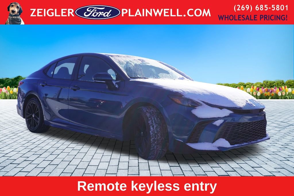 Used 2025 Toyota Camry SE image 4