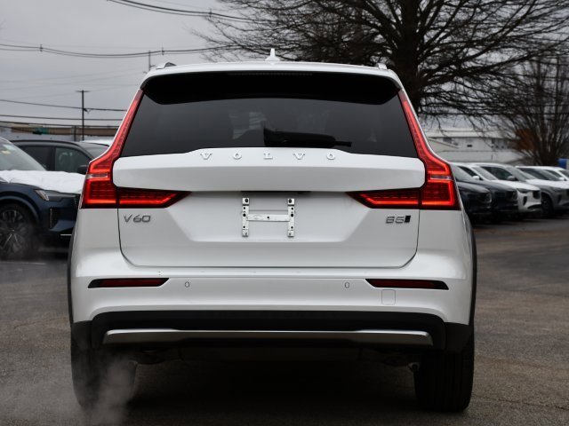 Used 2025 Volvo V60 B5 Cross Country Plus image 6