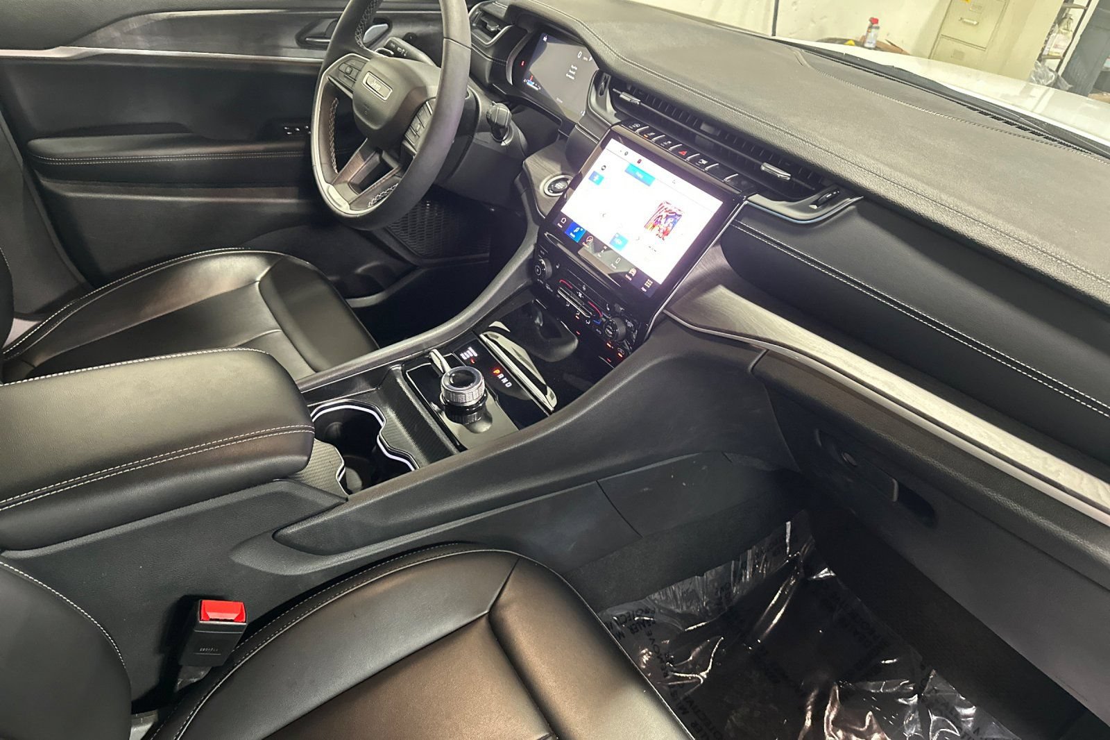Used 2025 Jeep Grand Cherokee Limited w/ Black Appearance Package AWD/4WD image 18