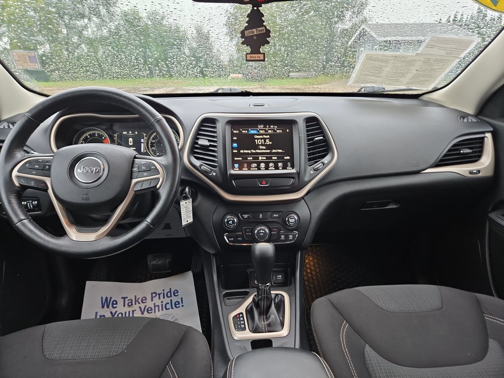 Used 2016 Jeep Cherokee Latitude w/ Cold Weather Group FWD image 21