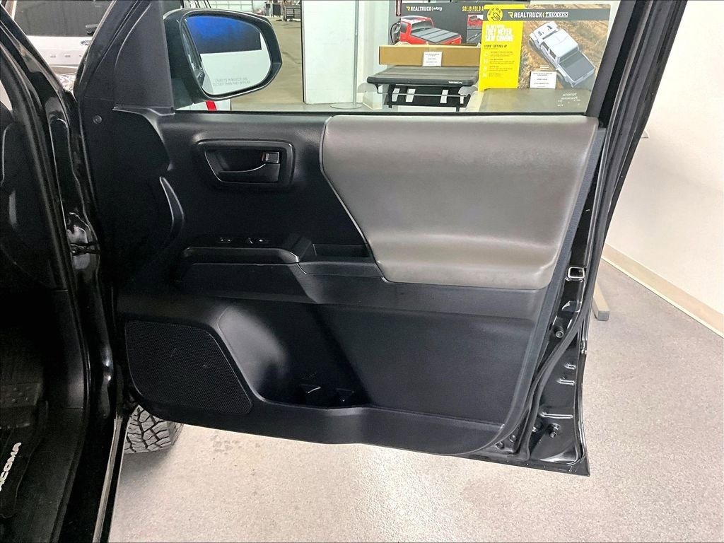 Used 2019 Toyota Tacoma SR AWD/4WD image 12