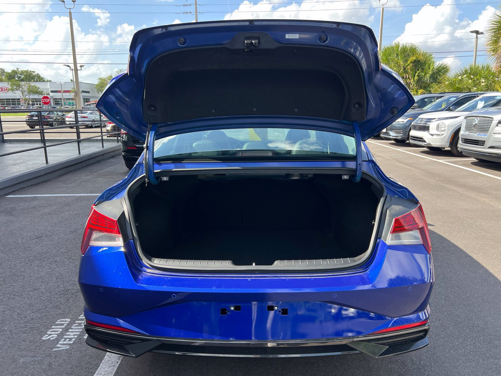 Used 2023 Hyundai Elantra Limited FWD image 18