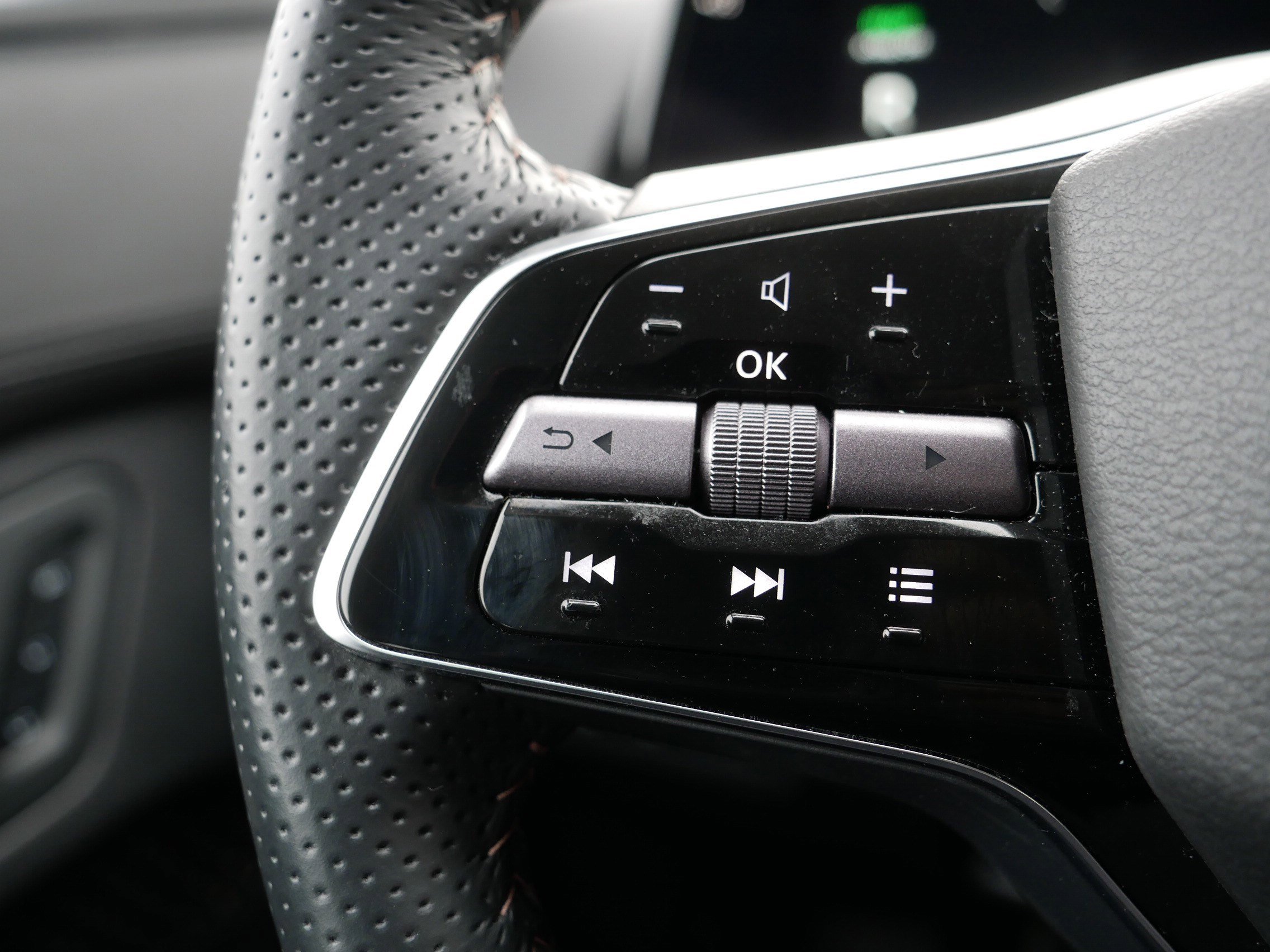 Certified 2023 Nissan Ariya AWD image 28