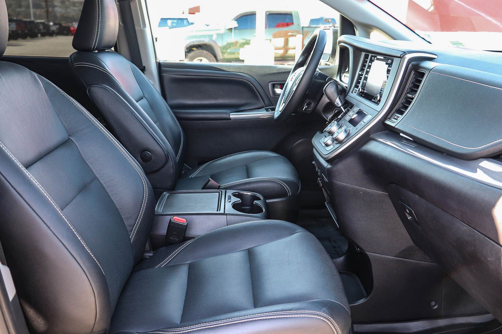 Certified 2020 Toyota Sienna SE w/ Nightshade Edition FWD image 16