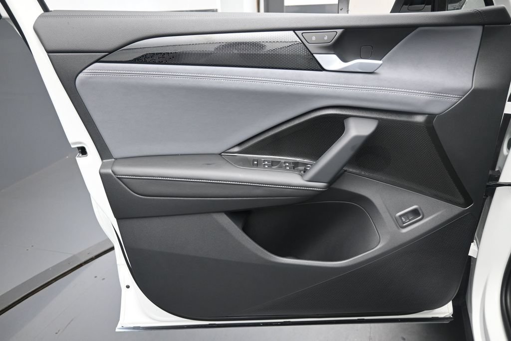 New 2026 Volkswagen Tiguan SE R-Line FWD image 20