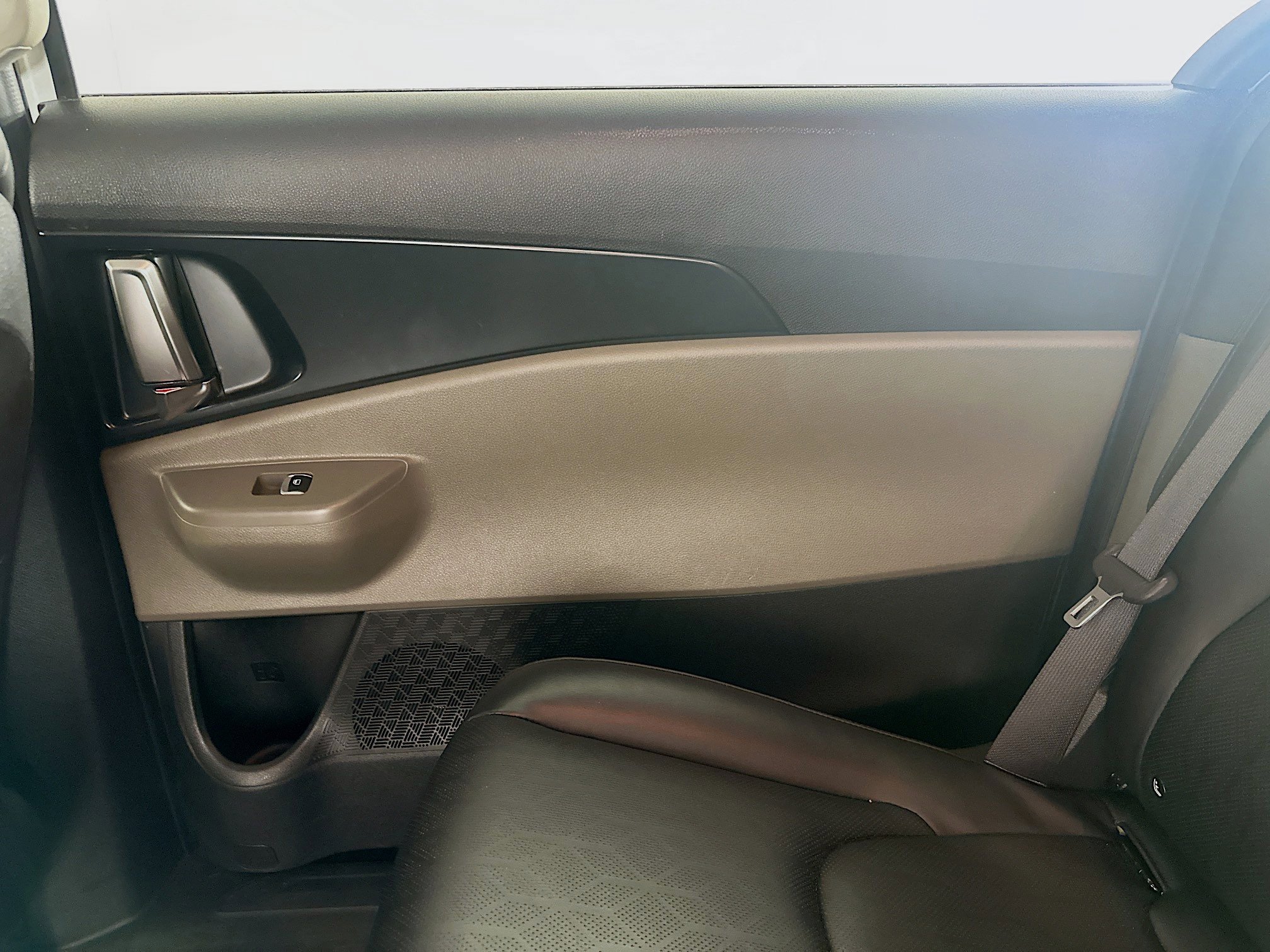 Used 2025 Kia Carnival FWD image 32