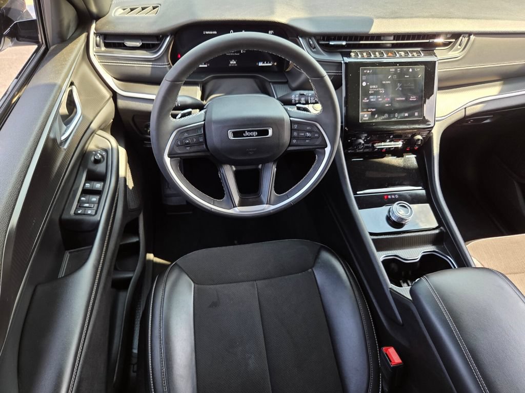 Used 2023 Jeep Grand Cherokee Altitude AWD/4WD image 6